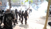 Ni 1. svibnja ulice Pariza ne miruju: Policija suzavcem rastjerivala maskirane prosvjednike