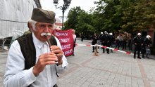 [FOTO] Evo kako je izgledao prosvjed protiv Parade ponosa u Novom Sadu
