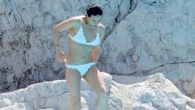 Baš uživa: Slavna glumica pohvalila se figurom iz snova u trendi bikiniju