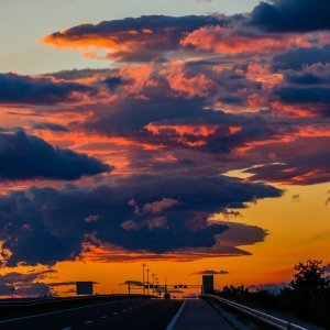 Proljetni zalazak sunca nad Dalmatinskom Zagorom