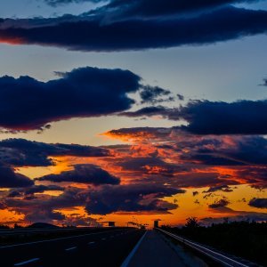 Proljetni zalazak sunca nad Dalmatinskom Zagorom