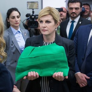 Markantna mlađa žena iz osiguranja predsjednice Grabar Kitarović