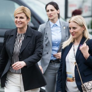 Markantna mlađa žena iz osiguranja predsjednice Grabar Kitarović