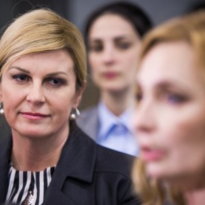 Markantna mlađa žena iz osiguranja predsjednice Grabar Kitarović