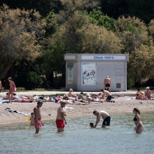 Spas od vrućina mnogi potražili na plažama u Vodicama