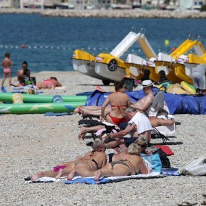 Spas od vrućina mnogi potražili na plažama u Vodicama