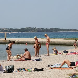 Spas od vrućina mnogi potražili na plažama u Vodicama