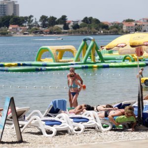 Spas od vrućina mnogi potražili na plažama u Vodicama