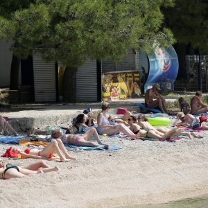 Spas od vrućina mnogi potražili na plažama u Vodicama