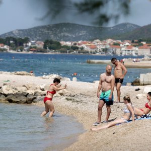 Spas od vrućina mnogi potražili na plažama u Vodicama