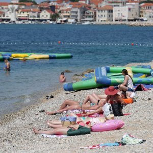 Spas od vrućina mnogi potražili na plažama u Vodicama