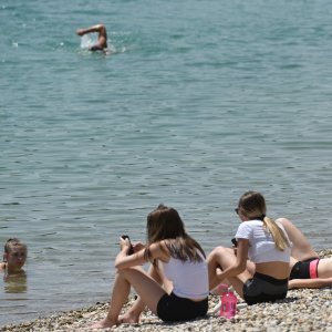 Zagrepčani se rashlađuju na jarunskom jezeru