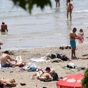 Split: Sunčana nedjelja napunila gradske plaže