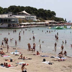 Split: Sunčana nedjelja napunila gradske plaže