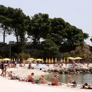 Split: Sunčana nedjelja napunila gradske plaže