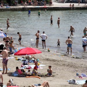 Split: Sunčana nedjelja napunila gradske plaže