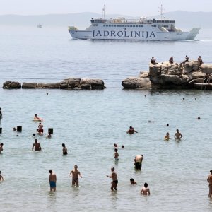 Split: Sunčana nedjelja napunila gradske plaže