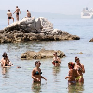 Split: Sunčana nedjelja napunila gradske plaže