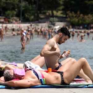 Split: Sunčana nedjelja napunila gradske plaže