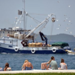 Zadar: Gradska riva najdraže mjesto mladima za sunčanje