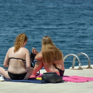 Zadar: Gradska riva najdraže mjesto mladima za sunčanje