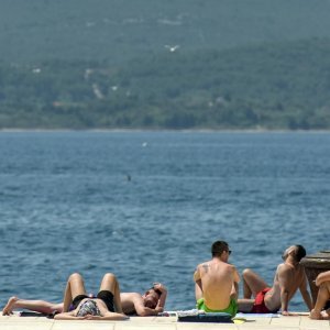 Zadar: Gradska riva najdraže mjesto mladima za sunčanje