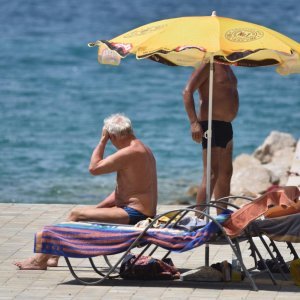 Vodice: Rijetki kupači potražili osvježenje na gradskoj plaži