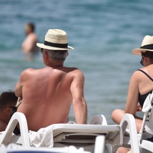 Vodice: Rijetki kupači potražili osvježenje na gradskoj plaži