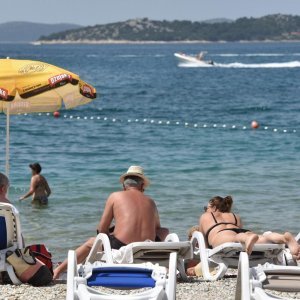 Vodice: Rijetki kupači potražili osvježenje na gradskoj plaži