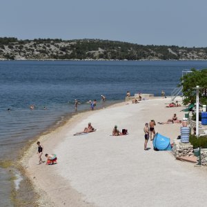 Šibenik: Unatoč vrućini gradska plaža Banj je poluprazna