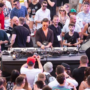 Koncert na terasi kluba Revelin DJ-a Hot Since 82