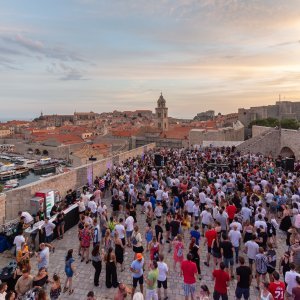 Koncert na terasi kluba Revelin DJ-a Hot Since 82