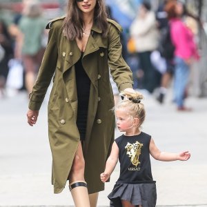 Irina Shayk u šetnji s kćerkicom Leom De Seine