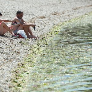 Zagreb: Građani iskoristili praznik za boravak na Jarunu uz kupanje, sunčanje i roštilj