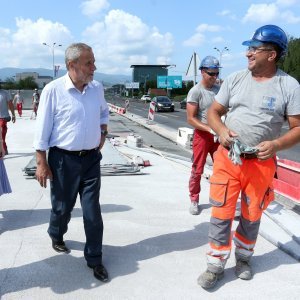 Bandić obišao radnike na Mostu slobode i počastio ih ćevapima