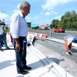 Bandić obišao radnike na Mostu slobode i počastio ih ćevapima