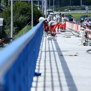 Bandić obišao radnike na Mostu slobode i počastio ih ćevapima