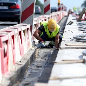 Bandić obišao radnike na Mostu slobode i počastio ih ćevapima