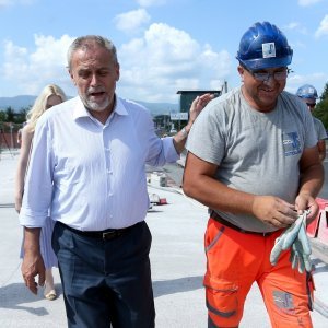 Bandić obišao radnike na Mostu slobode i počastio ih ćevapima