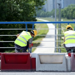 Bandić obišao radnike na Mostu slobode i počastio ih ćevapima