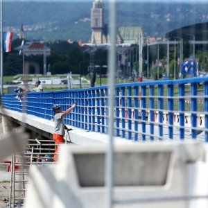 Bandić obišao radnike na Mostu slobode i počastio ih ćevapima