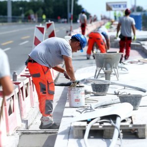 Bandić obišao radnike na Mostu slobode i počastio ih ćevapima