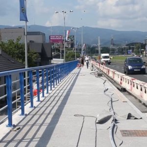 Zagreb: Bandić obišao radnike na Mostu slobode i počastio ih ćevapima