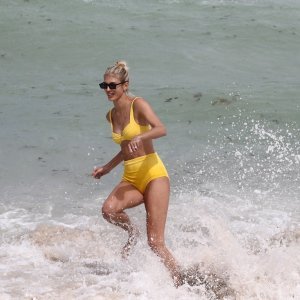 Žuti kupaći kostim
