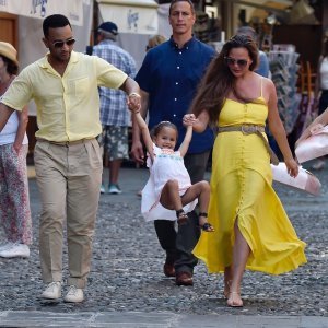 Chrissy Teigen i John Legend sa kćerkicom Lunom