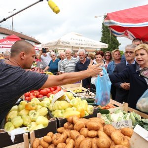 Predsjednica u Slunju kupuje povrće