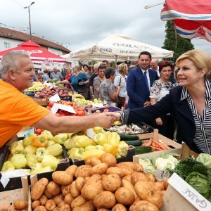 Predsjednica u Slunju kupuje povrće