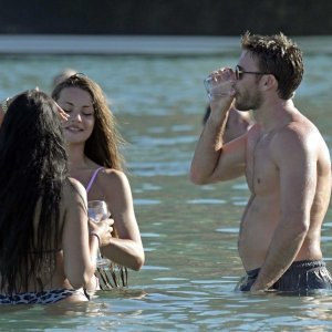 Scott Eastwood uživa na Mikonosu