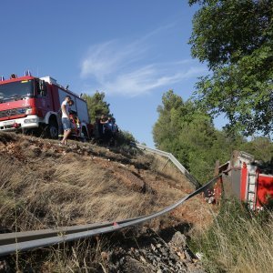 Vrpolje: Vatrogasno vozilo sletilo s ceste