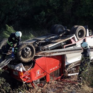 Vrpolje: Vatrogasno vozilo sletilo s ceste